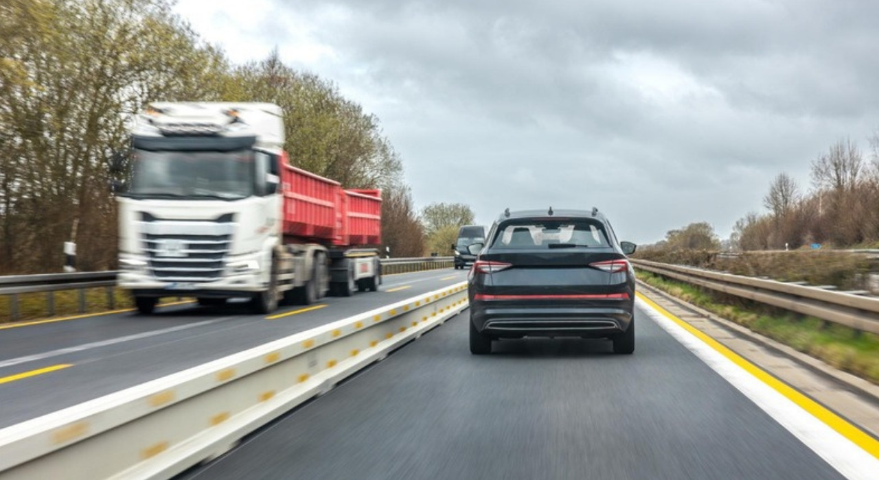 Sharing the Road with Heavy Trucks: Essential Skills for Fort Saskatchewan Drivers